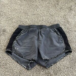 Under Armour Gray and Black Athletic Shorts Lightweight Elastic Waist